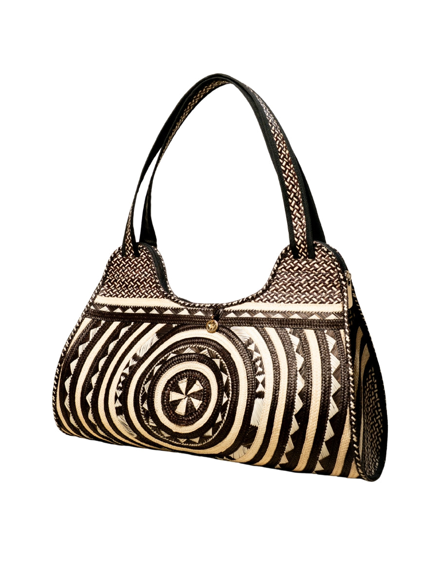 Palm bag with eco-friendly natural fiber design