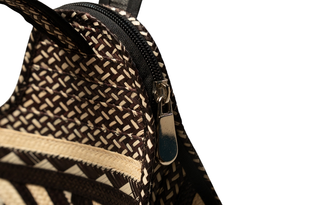 Palm bag with detailed woven texture