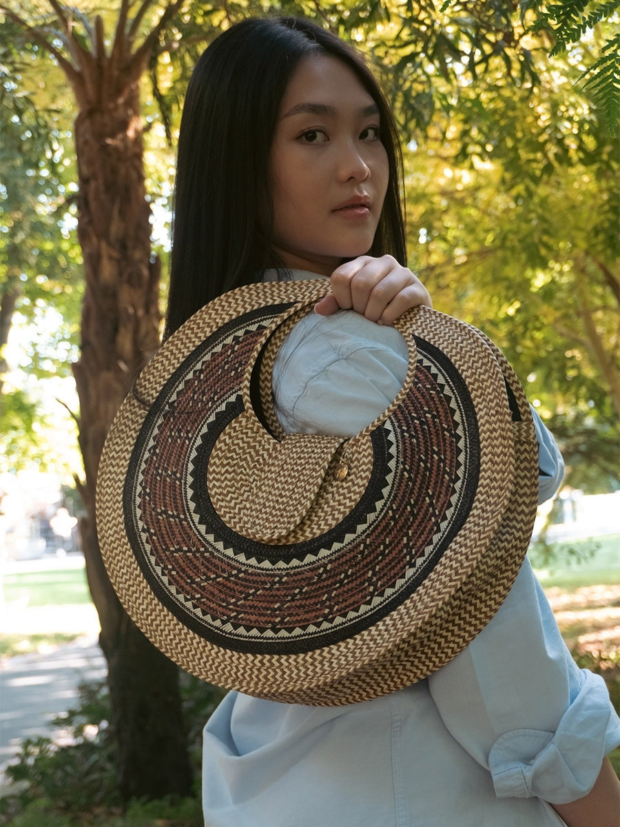 Handwoven palm leaf bag made by Colombian artisan crafts