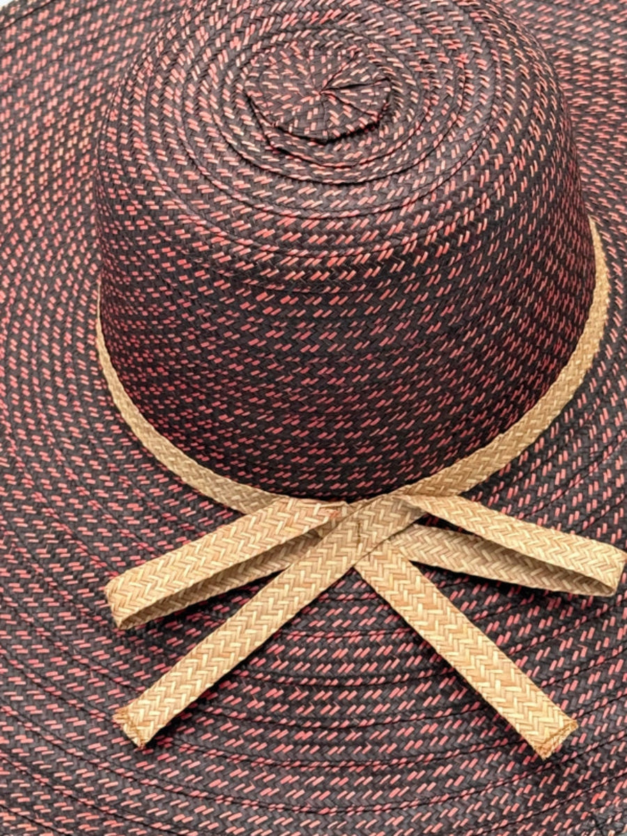 Foldable beach hat with natural woven texture