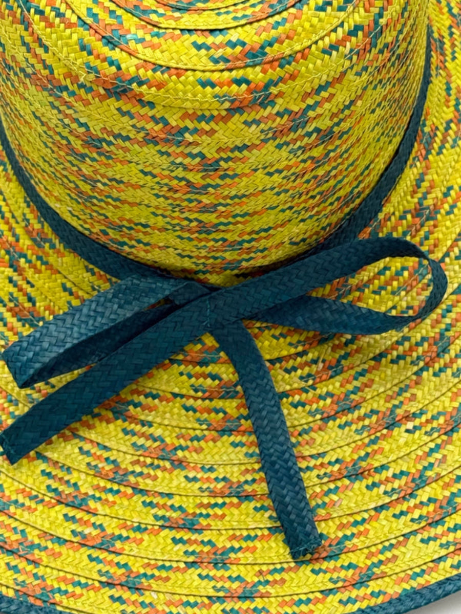 Foldable beach hat with natural woven texture